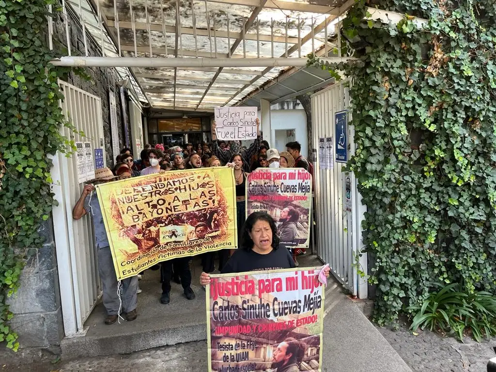 Integrantes del colectivo Aequus y familiares invitan a alumnos de la Facultad de Filosofía y Letras a la marcha por el 11 aniversario de la ejecución extrajudicial del tesista y activista Carlos Sinuhé Cuevas Mejía, en Ciudad Universitaria, el 26 de octubre de 2022. Foto José Antonio López