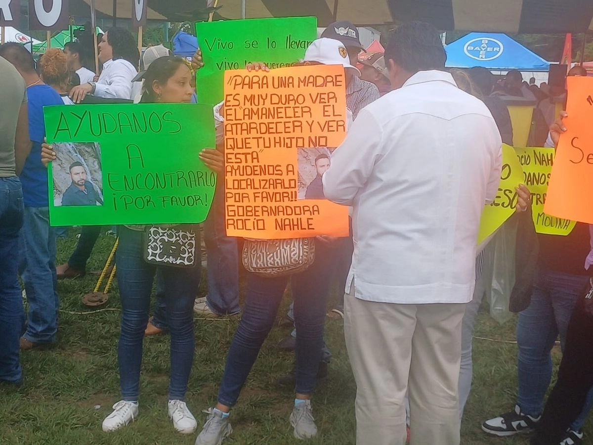 Familiares, amigos y compañeros de trabajo del joven desaparecido Sergio Molina Jiménez, se manifestaron durante un evento de la gobernadora Rocío Nahle Garcia, para exigir su localización con vida lo antes posible. Foto