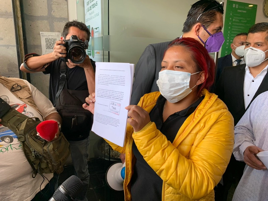 La señora Marisol Tapia, madre del menor fallecido en el desplome de una trabe del viaducto elevado de la Línea 12 del Metro, interpuso una queja en la Secretaría de la Contraloría General de la CDMX contra 22 funcionarios. Foto Alfredo Domínguez