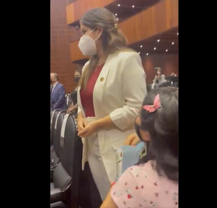 Merary Villegas le dio la espalda y se escuchó cómo otra diputada de Morena dijo a las mujeres: “eso es teatro”. Foto tomada de Twitter