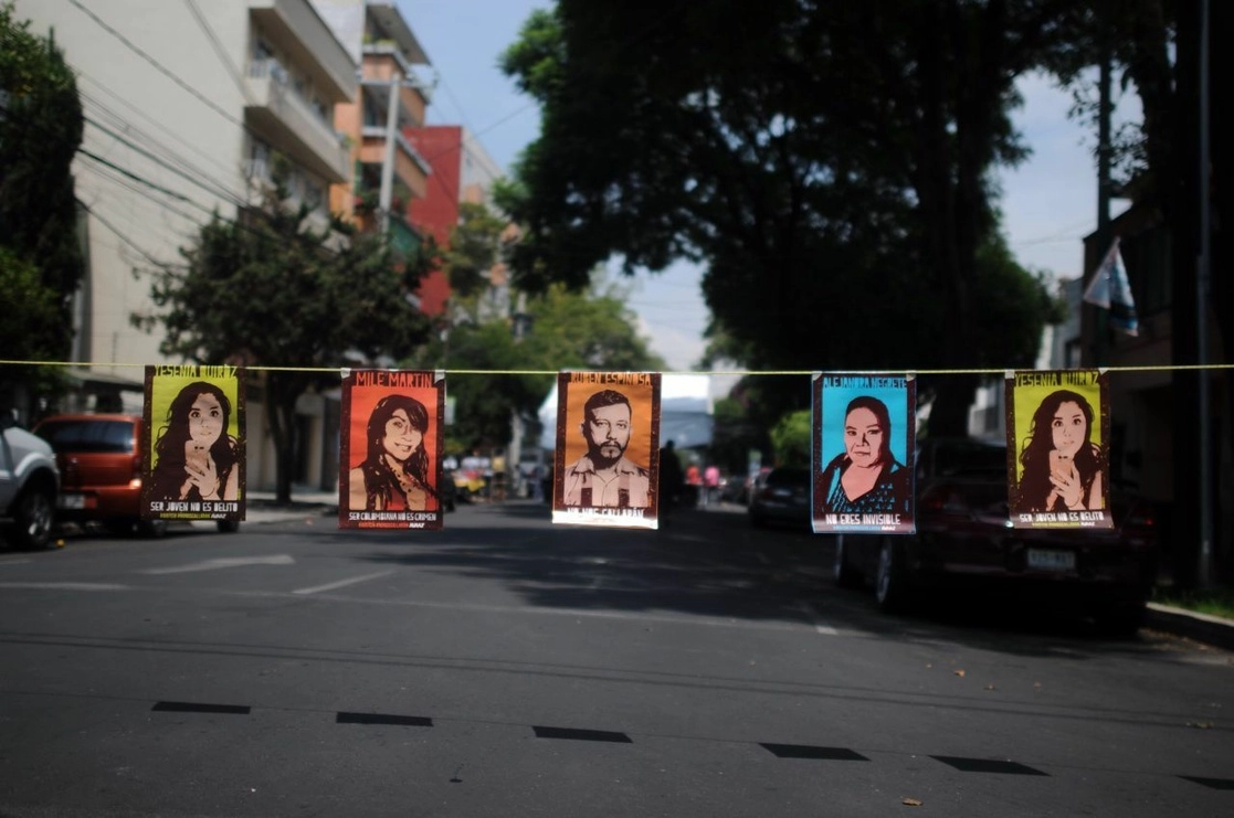 En imagen de archivo, familiares de las víctimas del caso Narvarte realizan un festival cultural afuera del lugar donde se registró el multihomicidio. Foto Cuartoscuro