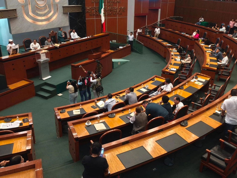 Las mujeres irrumpieron en la sesión legislativa de este miércoles. Foto
