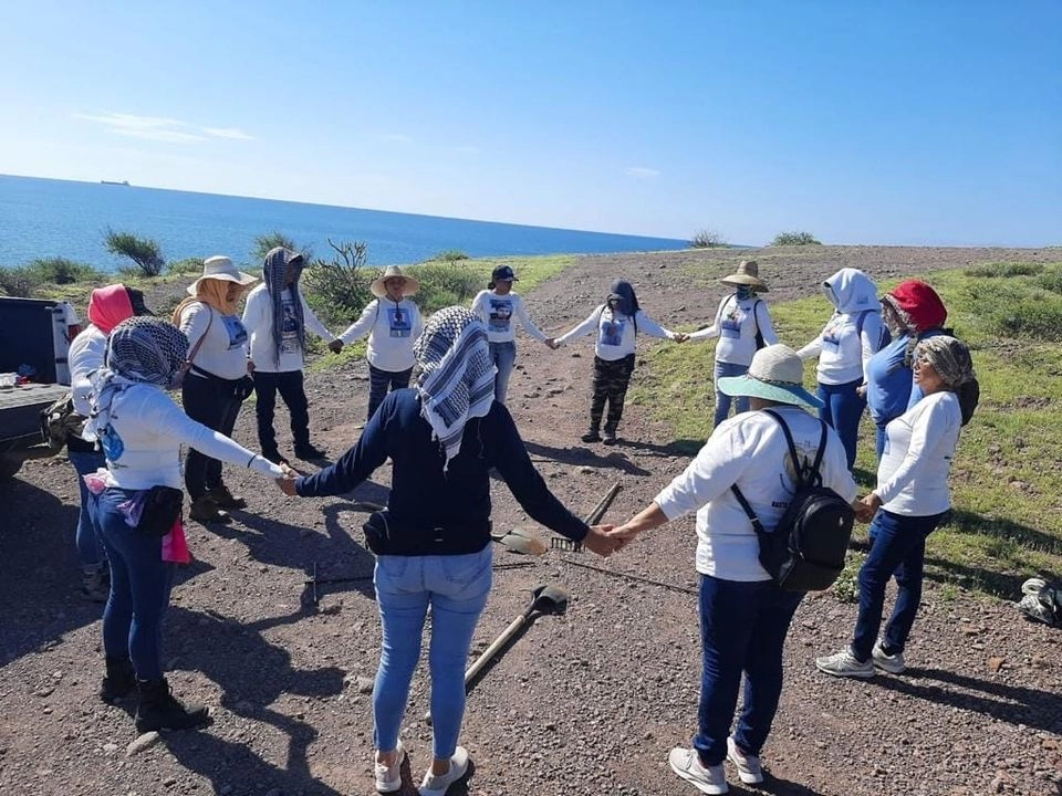 El colectivo Guerreras Buscadoras fue el primero en conformarse en Sonora, tras la visita en 2018 de Myrna Nereida Medina y otras integrantes de Las Rastreadoras del Fuerte, quienes llegaron desde Sinaloa para buscar a 12 pescadores desaparecidos en el cerro del Nacapule.