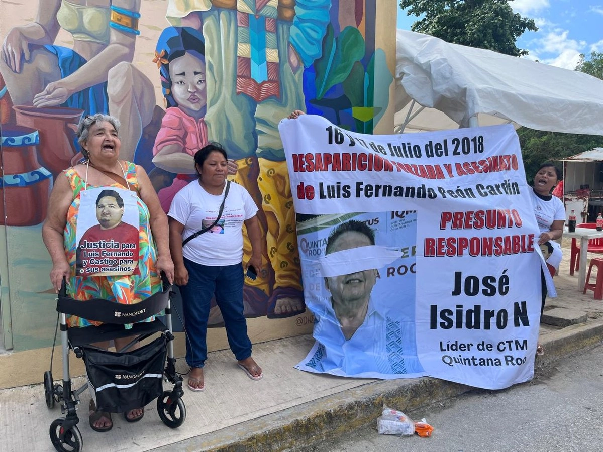 Integrantes del colectivo Madres Buscadoras de Quintana Roo, protestan en las inmediaciones del Cereso de Cancún, donde fue ingresado Isidro Santamaría Casanova, líder de la CTM en la entidad; señalan al cetemnista de manipular el proceso legal en su contra. Foto 