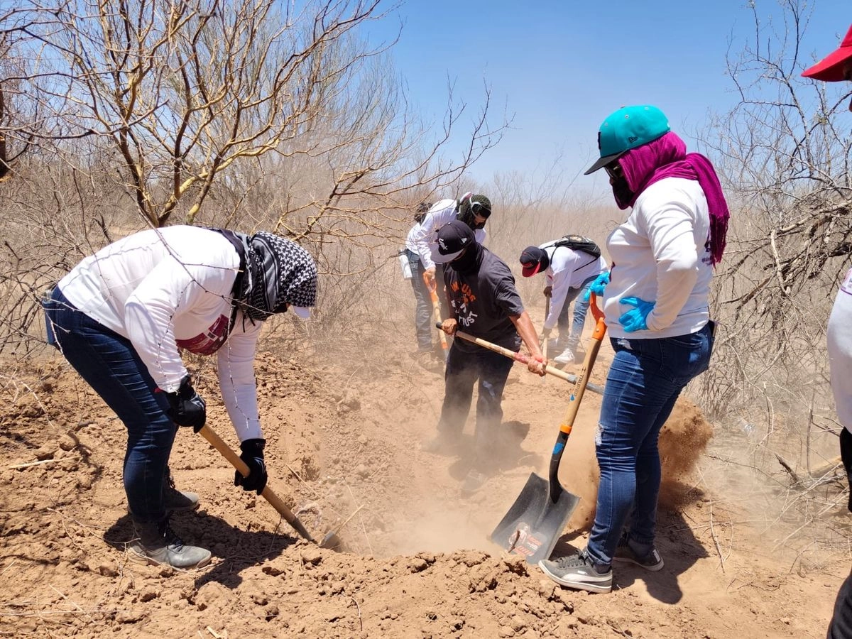 la FGJES confirmó que personal especializado en criminalística y antropología forense se encuentran en la zona para procesar los restos y determinar cuántas personas podrían estar enterradas en este sitio.