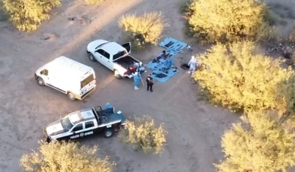 Elementos de los Servicios Periciales iniciaron el proceso de investigación sobre las evidencias de restos humanos en un predio abandonado en el ejido El Choyudo, municipio de Hermosillo, donde se reportó el hallazgo de un numero incontable de cuerpos en diversas fosas clandestinas. Foto Cristina Gómez Lima 