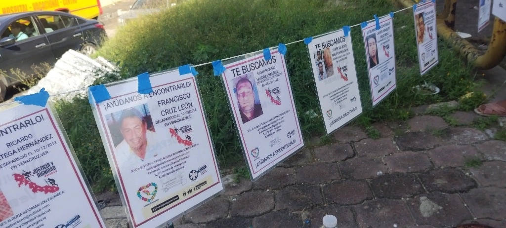 En calles de Acapulco, Guerrero, se colocaron fotografías de personas desaparecidas que cumplen años el mes de agosto. Foto Héctor Briseño 