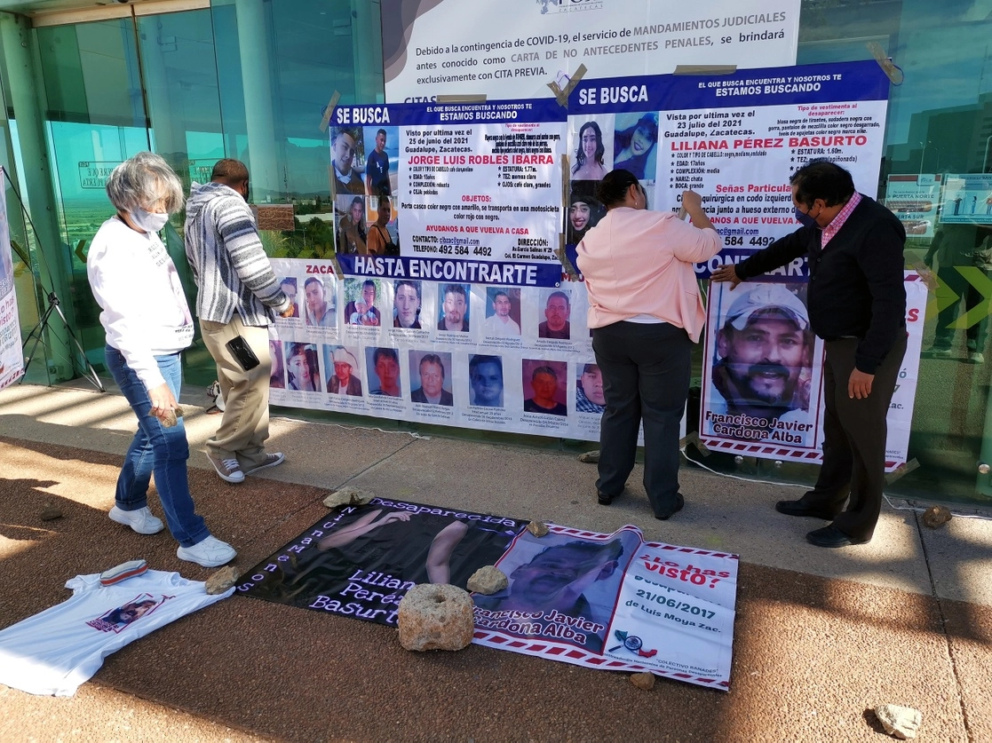 Guillermina Camacho de la Serna –cuyo hijo secuestrado  cumplirá este miércoles 23 de marzo cinco años desaparecido-, se opuso a que en la fiscalía quisieran llevarlas al interior de las oficinas. Foto La Jornada
