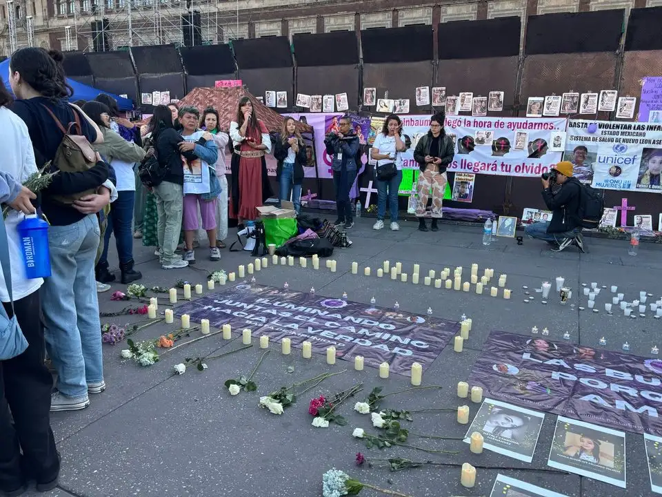 En el Día Internacional de la Mujer, las madres buscadoras colocaron en la acera mantas en tonos morados con la imágenes de sus hijas y las rodearon de velas artificiales y flores, el 8 de marzo de 2025. Foto