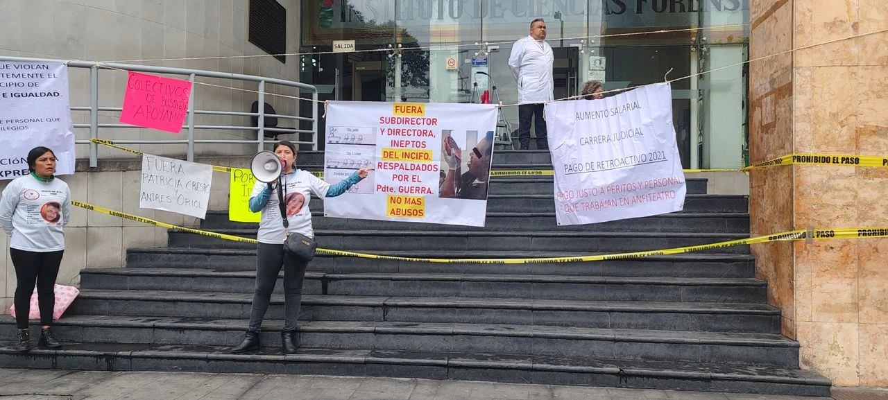 Integrantes del colectivo de buscadoras Una Luz en el Camino se sumaron a las exigencias de los peritos que están en paro en el Instituto de Ciencias Forenses, en CDMX, el 19 de junio de 2025. Foto 