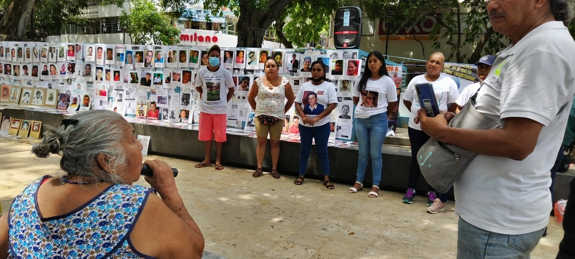 Por cuarta ocasión se celebró la exposición de rostros de desaparecidos en el centro de Acapulco, Guerrero. Foto Héctor Briseño