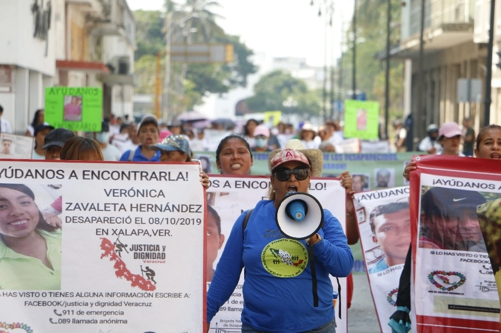Madres de personas desaparecidas marcharon por las calles de Veracruz exigiendo a las autoridades que resuelvan casos que llevan años en el olvido. Foto Iván Sánchez
