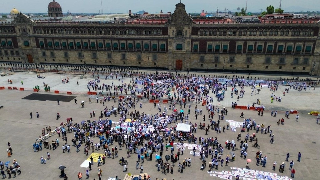 Madres buscadoras exigen justicia por sus hijos desaparecidos, frente a Palacio Nacional, en la Ciudad de México, el 10 de mayo de 2024. Foto Pablo Ramos