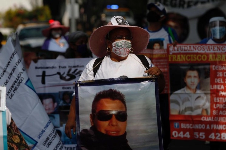 Un grupo de madres y padres de personas desaparecidos marchó del Monumento a la Madre al Ángel de la Independencia, con medidas de protección en medio de la contingencia por coronavirus. Foto Cristina Rodríguez