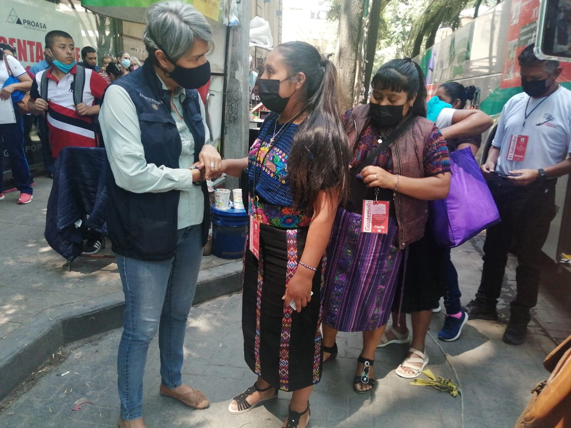 Las muestras de sangre son para ayudar en la localización de los desaparecidos. En la imagen, mujeres centroamericanas que buscan a sus familiares. Foto Ángeles Cruz 