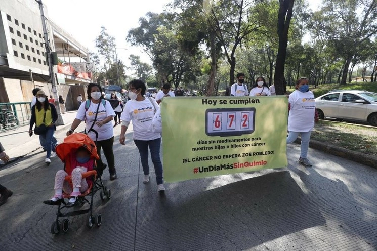 Madres de niños con cáncer bloquearon Circuito Interior, en exigencia de que las autoridades sanitarias cumplan con el abastecimiento de todos los medicamentos; "son muchas las promesas y al final no se garantizan los tratamientos completos”. Foto Yazmín Ortega Cortés
