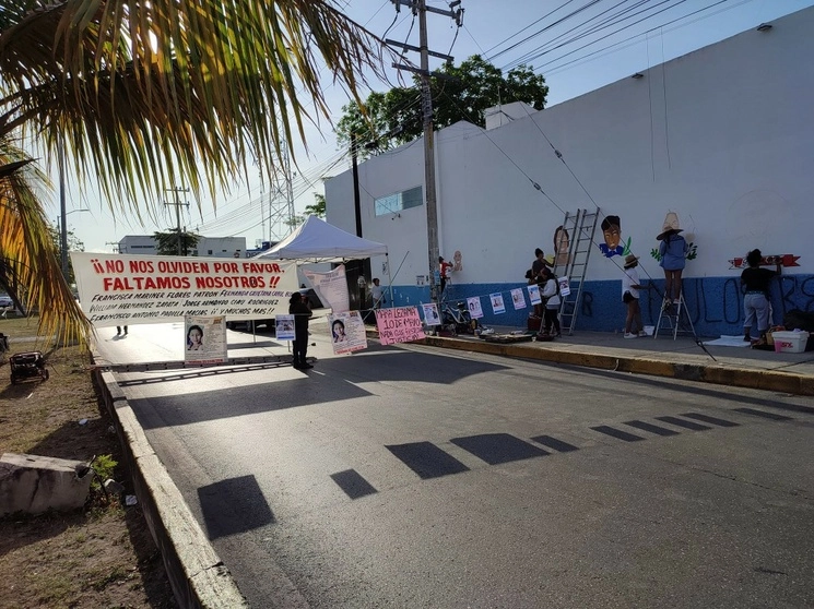 Las madres buscadoras cerraron el tránsito en la lateral de la Avenida Xcaret, el 10 de mayo de 2023. Foto tomada de https://www.facebook.com/profile.php?id=100090904124182