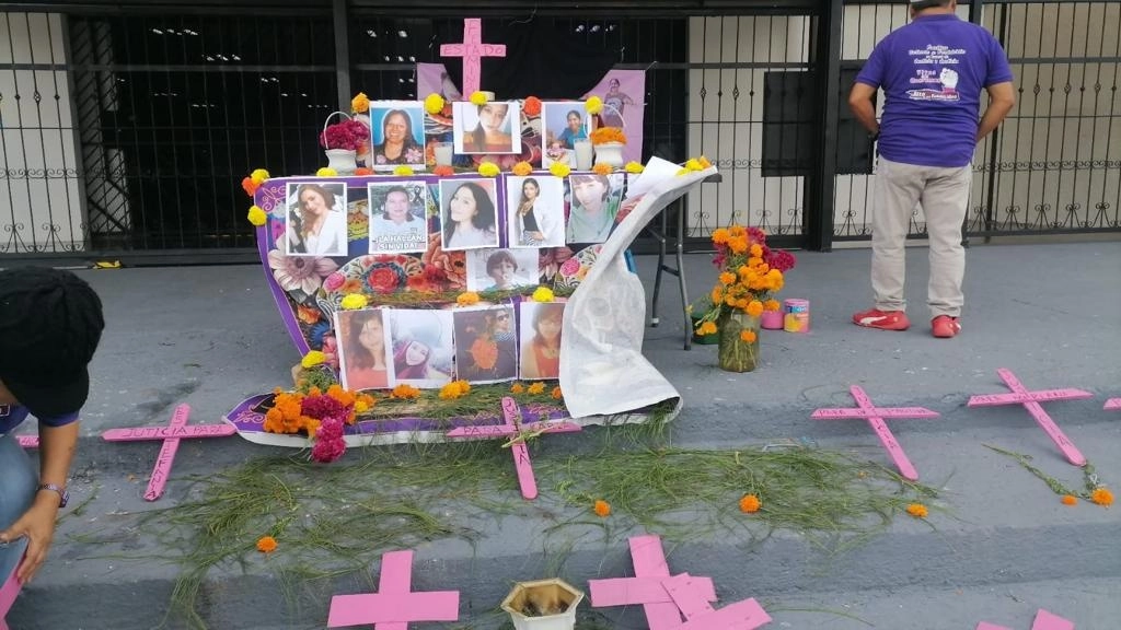 Madres de víctimas de feminicidio en Chiapas colocaron un altar frente a la entrada del palacio de gobierno, ubicado en Tuxtla Gutiérrez, para exigir justicia, el 1 de noviembre de 2023. Foto ‘La Jornada’
