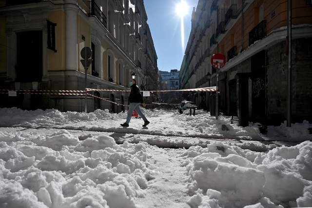 Dos días después de una histórica nevada, Madrid continúa cubierta de nieve y hielo. Foto Afp 