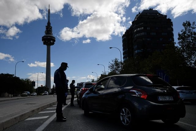 Un total de 4.5 millones de madrileños despertaron este sábado con nuevas restricciones de movimiento para intentar frenar el coronavirus, que avanza peligrosamente en otros países de Europa. Foto Afp