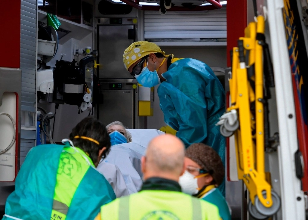 En medio de la pandemia, médicos reciben a paciente en el hospital 12 de Octubre, en Madrid , España. Foto Afp