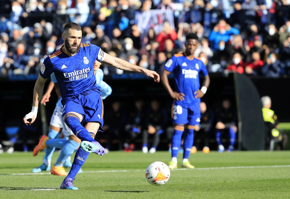 El francés Karim Benzema pateó tres penales en el partido ante Celta de Vigo; anotó dos y falló uno. Foto Ap


