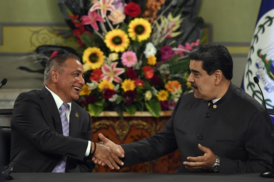 El presidente de Venezuela, Nicolás Maduro, a la derecha, le da la mano al primer ministro de Belice, Johnny Briceño, durante una reunión en el palacio presidencial de Miraflores en Caracas. Foto Ap