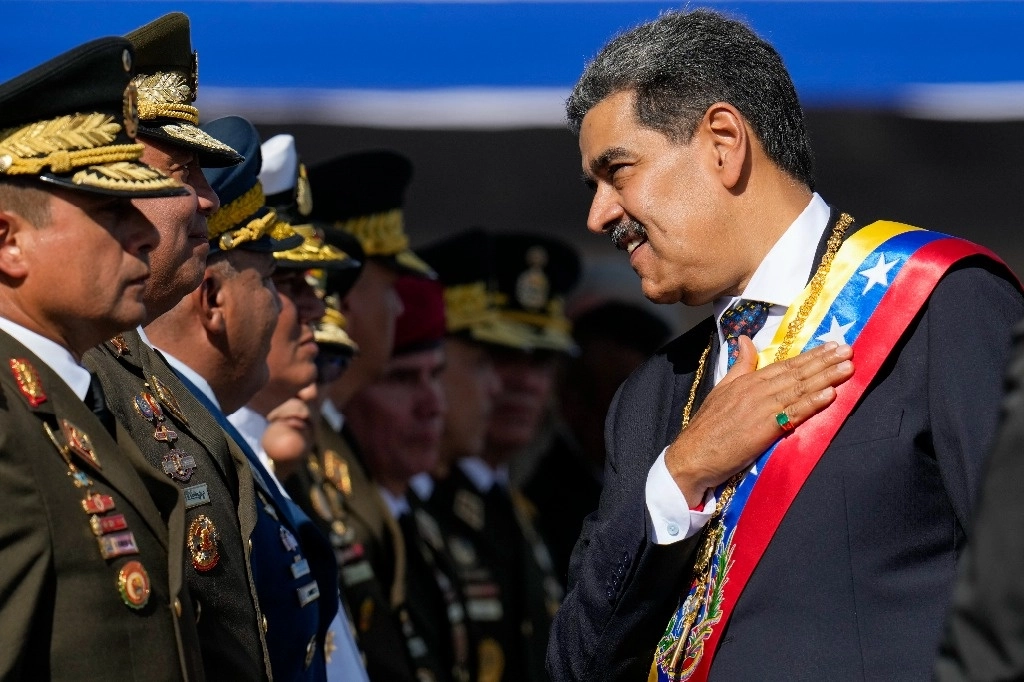 El presidente venezolano, Nicolás Maduro, habla con oficiales de alto rango durante una ceremonia militar el día de su toma de posesión para un tercer mandato en Caracas, Venezuela, el 10 de enero de 2025. Foto Ap