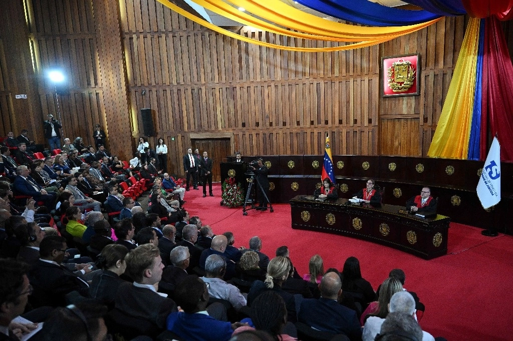 La presidenta del Tribunal Supremo de Justicia (TSJ) de Venezuela, Caryslia Rodríguez (C), pronuncia un comunicado del Tribunal Supremo de Venezuela sobre los resultados de las elecciones presidenciales del país en el edificio del TSJ en Caracas el 22 de agosto de 2024. Foto Afp