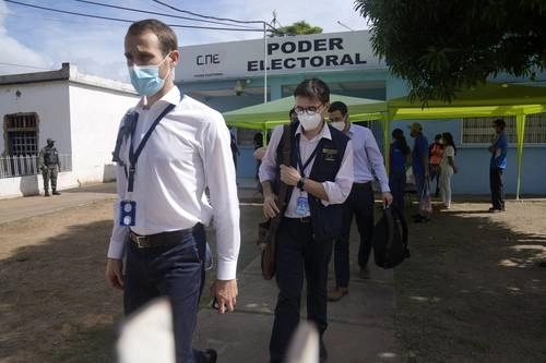 Observadores estadunidenses acudieron ayer a las oficinas del Consejo Nacional Electoral, en Caracas, donde recibieron información sobre la organización de los comicios regionales del día 21. Foto Ap