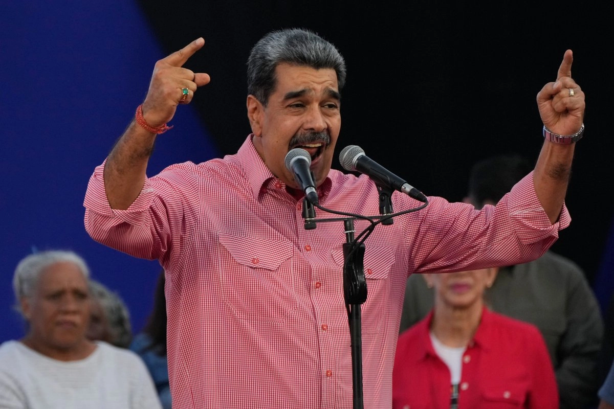 El presidente venezolano Nicolás Maduro se dirige a los civiles que juran unirse a una red de defensa organizada por el Estado en el barrio de Petare, Caracas, Venezuela.