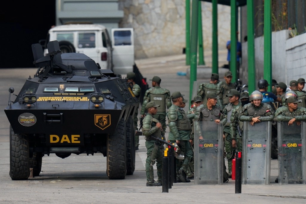 Miembros de la Guardia Nacional Bolivariana hacen guardia antes de la juramentación del presidente Nicolás Maduro para un tercer mandato, en Caracas, Venezuela, el 5 de enero de 2025. Foto Ap