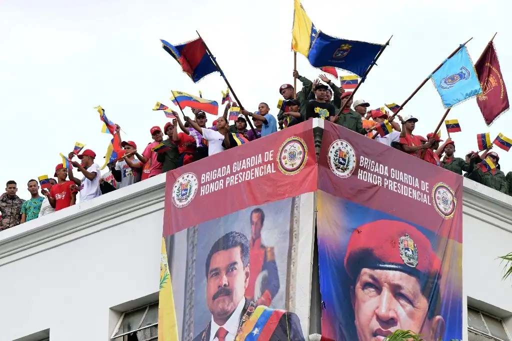 Miembros de la Guardia de Honor del presidente venezolano Nicolás Maduro se manifestaron en el techo del palacio presidencial de Miraflores en Caracas. Foto Afp
