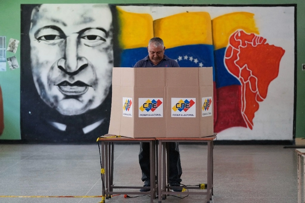 Un votante participa en las elecciones presidenciales en Caracas, Venezuela, el 28 de julio de 2024. Foto Ap