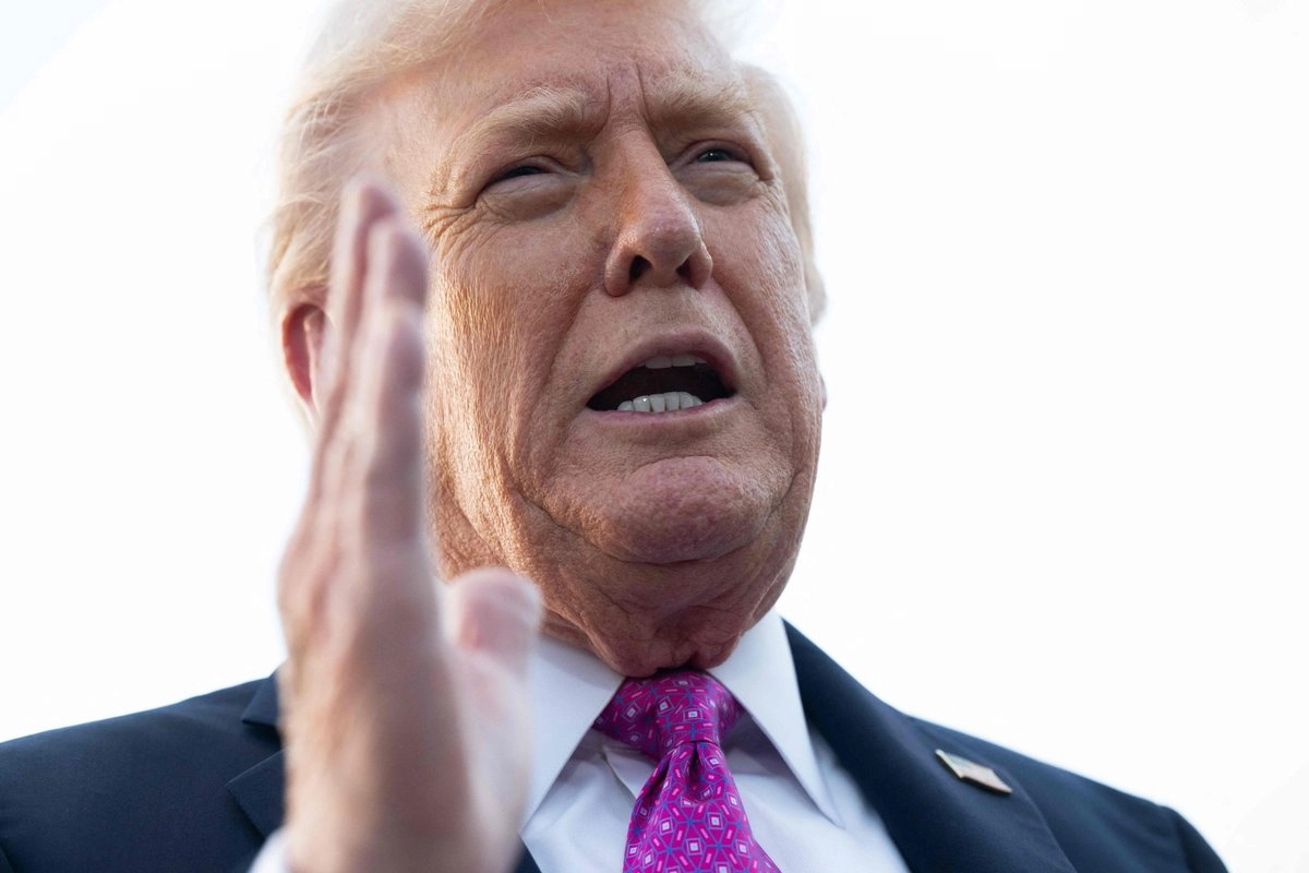 El presidente de Estados Unidos, Donald Trump, habla con la prensa tras bajar del Air Force One en el Aeropuerto Internacional de Palm Beach, Florida, el 17 de octubre de 2025. Foto 