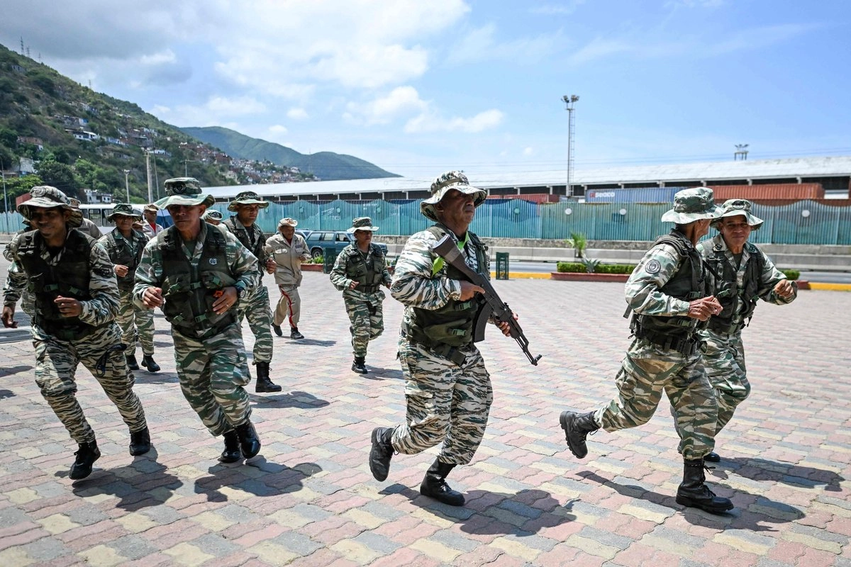 Miembros de la Milicia Nacional Bolivariana participan en un entrenamiento militar en La Guaira, Venezuela, el 8 de octubre de 2025.