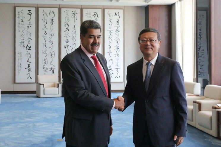 La imagen publicada por la oficina de prensa del Palacio de Miraflores muestra al presidente de Venezuela, Nicolás Maduro, y el secretario del Comité Municipal del Partido Comunista de China (PCC), Jining Chen, durante una reunión en Shangha, China, el 9 de septiembre de 2023. Foto Afp