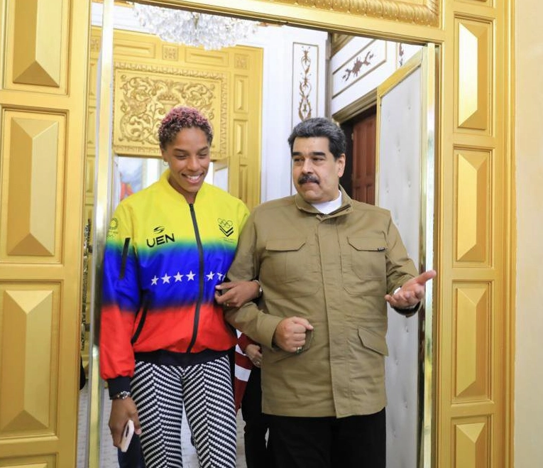 El presidente de Venezuela, Nicolás Maduro (der) junto con la campeona olímpica en salto triple, Yulimar Rojas (izq). Foto tomada de la cuenta de Twitter @NicolasMaduro