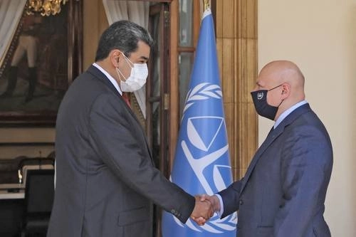 El presidente venezolano, Nicolás Maduro, se reunió ayer con el fiscal de la Corte Penal Internacional en el Palacio de Miraflores. Foto Afp/Presidencia de Venezuela/Marcelo García