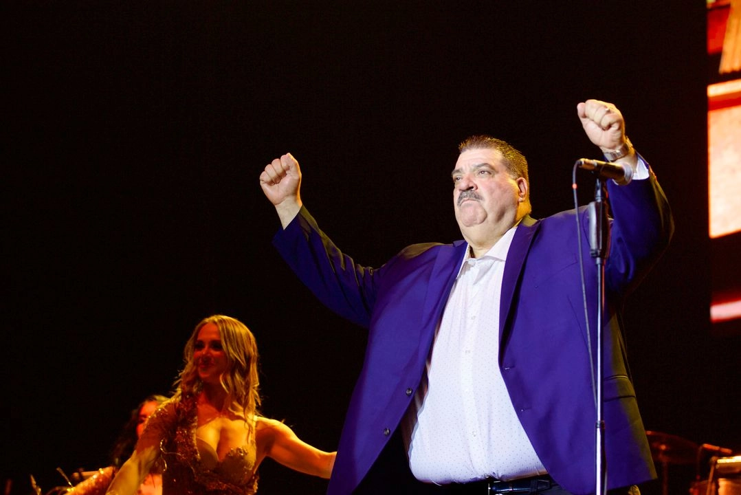 Con éxitos como 'Será que sí', 'Por favor señora' y 'Te va a doler', el cantante Maelo Ruiz, uno de los máximos exponentes de la salsa romántica, convirtió la Arena Ciudad de México en un salón de baile al iniciar la gira para festejar sus cuatro décadas de carrera. Foto 