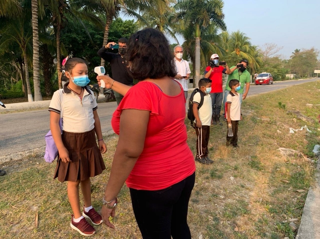 A una niña le toman la temperatura antes de entrar a la escuela. Foto Lorenzo Chim/ Archivo
