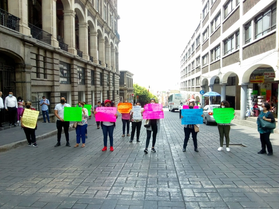 Maestras de la Escuela Normal Urbana Federal de Cuautla bloquean inmediaciones del palacio de gobierno de Morelos, el 2 de junio de 2021. Foto Rubicela Morelos