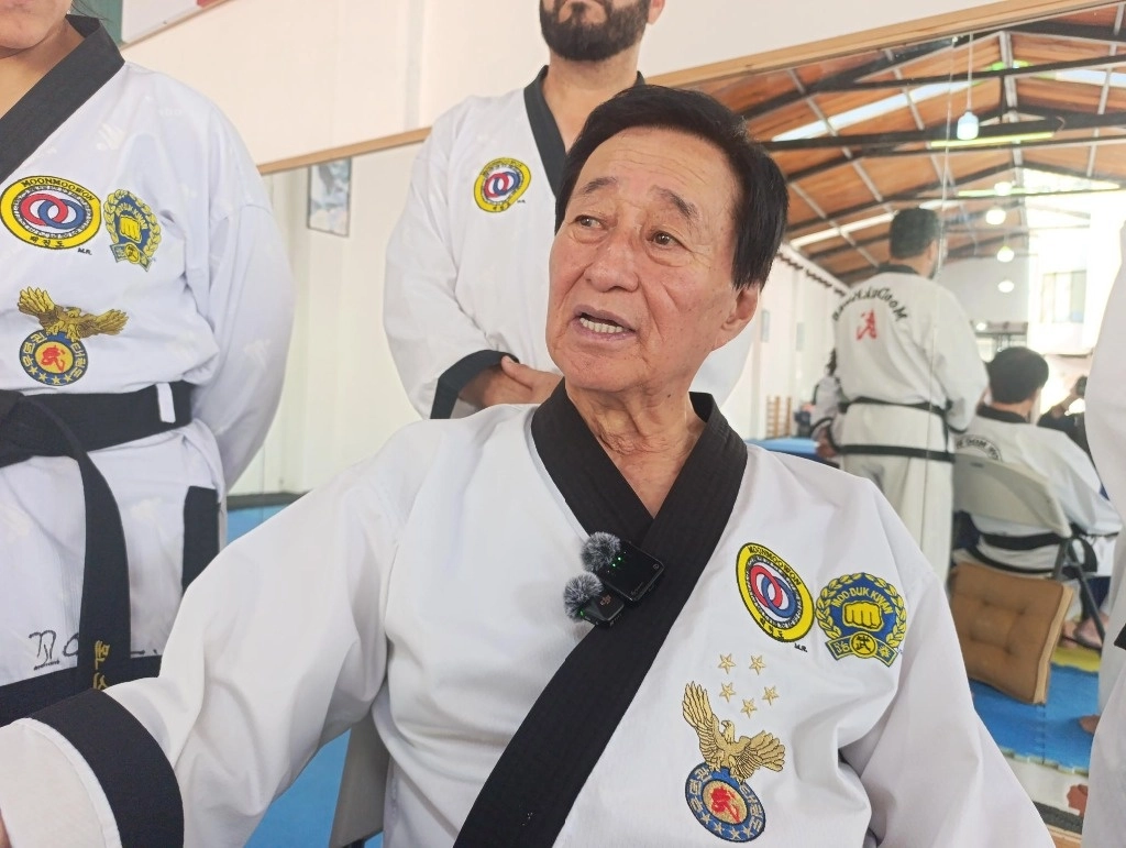 "Si pierde valor no es taekwondo, es sólo una técnica de patadas nada más", señaló el maestro Dai Won Moon, pionero de esta disciplina en México. Foto La Jornada / Elio Henríquez