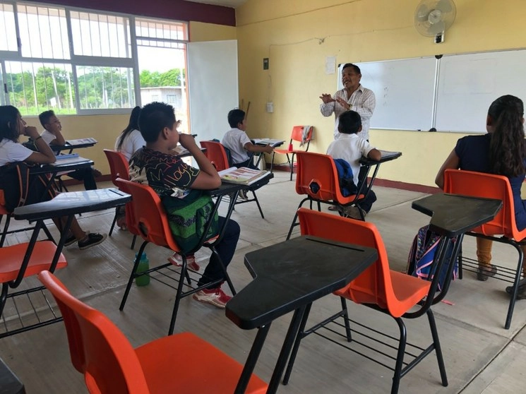 El maestro Tomás Ramírez Hernández comenzó a dar clases presenciales en Juchitán, Oaxaca desde el pasado 18 de mayo. Foto Diana Manzo