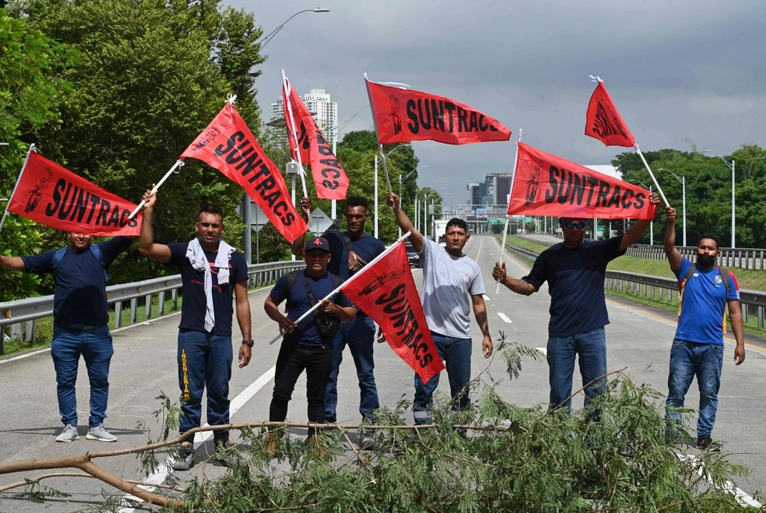 Trabajadores bloquean la autopista que lleva al aeropuerto en Panamá, tras la reanudación de las protestas contra el alto precio de los combustibles, el 18 de julio de 2022. Foto Afp 