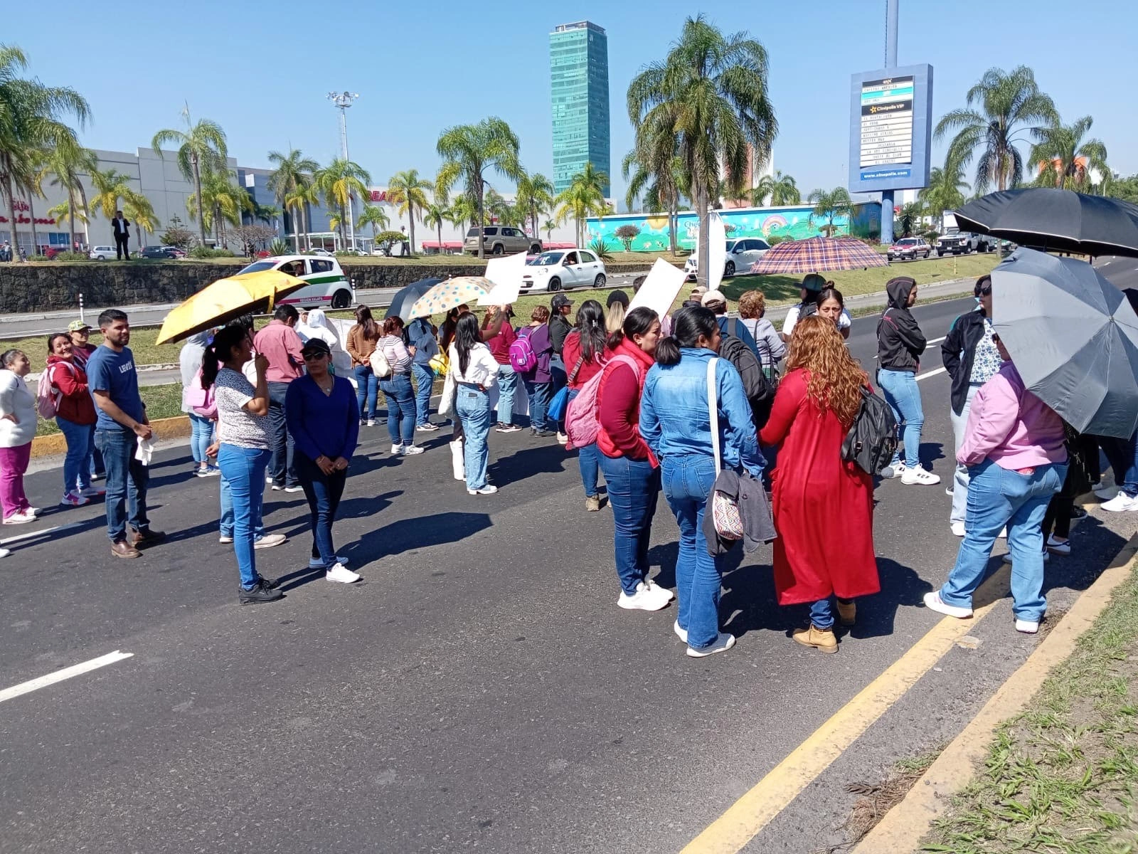 Un grupo de maestros del Sindicato Integrador Alternativo de la Educación en México bloquearon la carretera Xalapa-Veracruz en demanda de la asignación de horas. Foto 