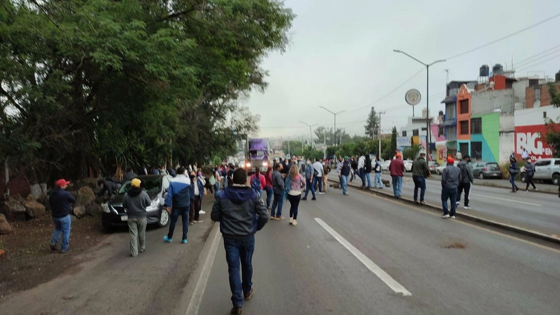 Maestros de educación media superior y superior exigen el pago de prestaciones y salarios que les adeuda el gobierno estatal, el 8 de septiembre de 2021. Foto tomada del Twitter de @MICHOACANSSP