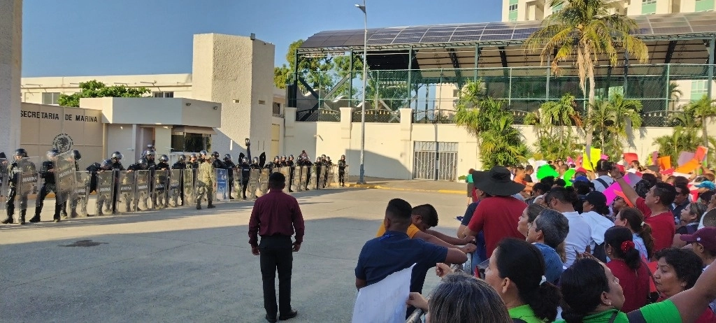 Ante la presencia de los docentes en la Base Naval de Icacos, un grupo antimotines de la Marina resguardó las instalaciones en donde la presidenta, Claudia Sheinbaum, realizaba la mañanera del pueblo. Foto Héctor Briseño