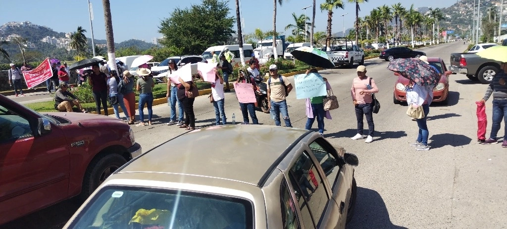 Maestros de preparatoria protestan en el bulevar de las Naciones, a la altura de Promotora Turística. Foto Héctor Briseño 