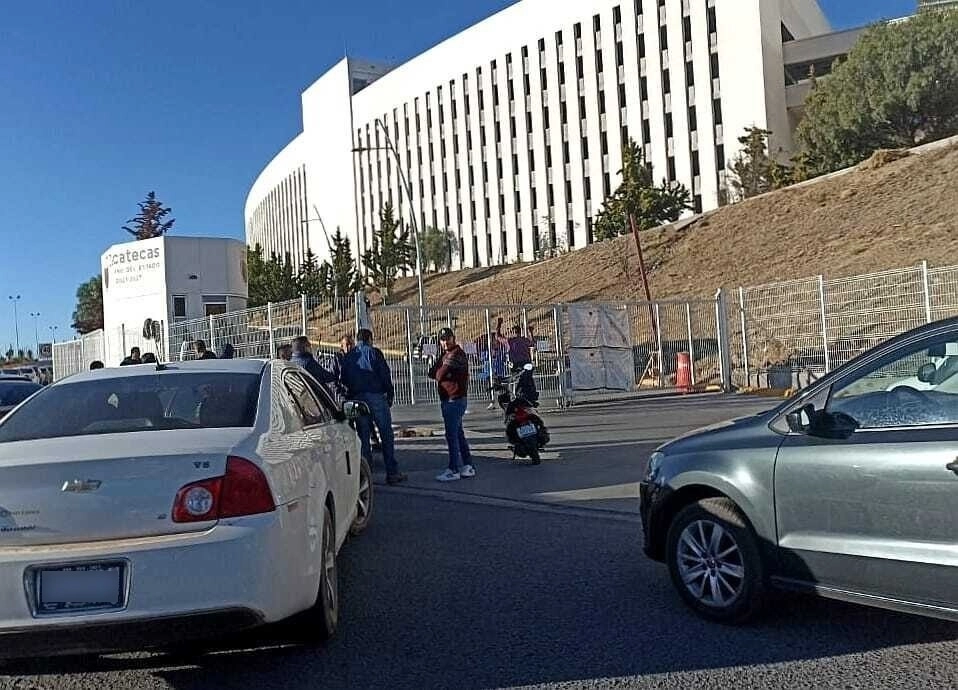 Los maestros de bachillerato protestan debido a que en lo que va del año no les han pagado sus salarios. Foto Alfredo Valadez Rodríguez